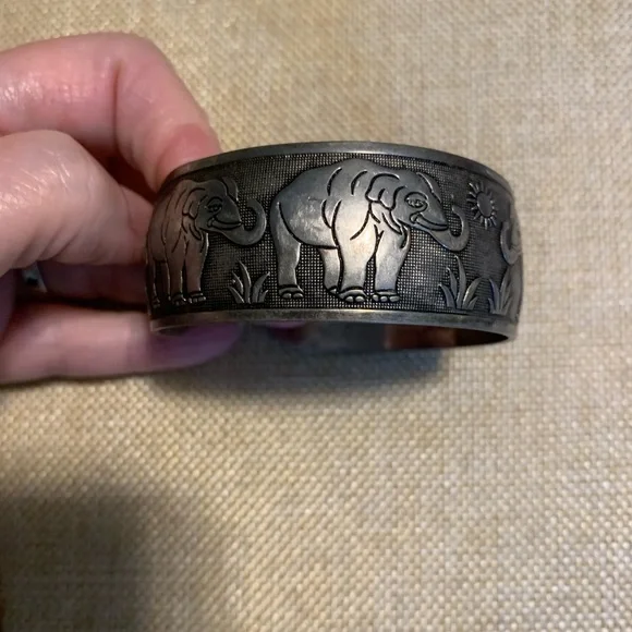 Silver plated elephant cuff bracelet, vintage. - Picture 10 of 11